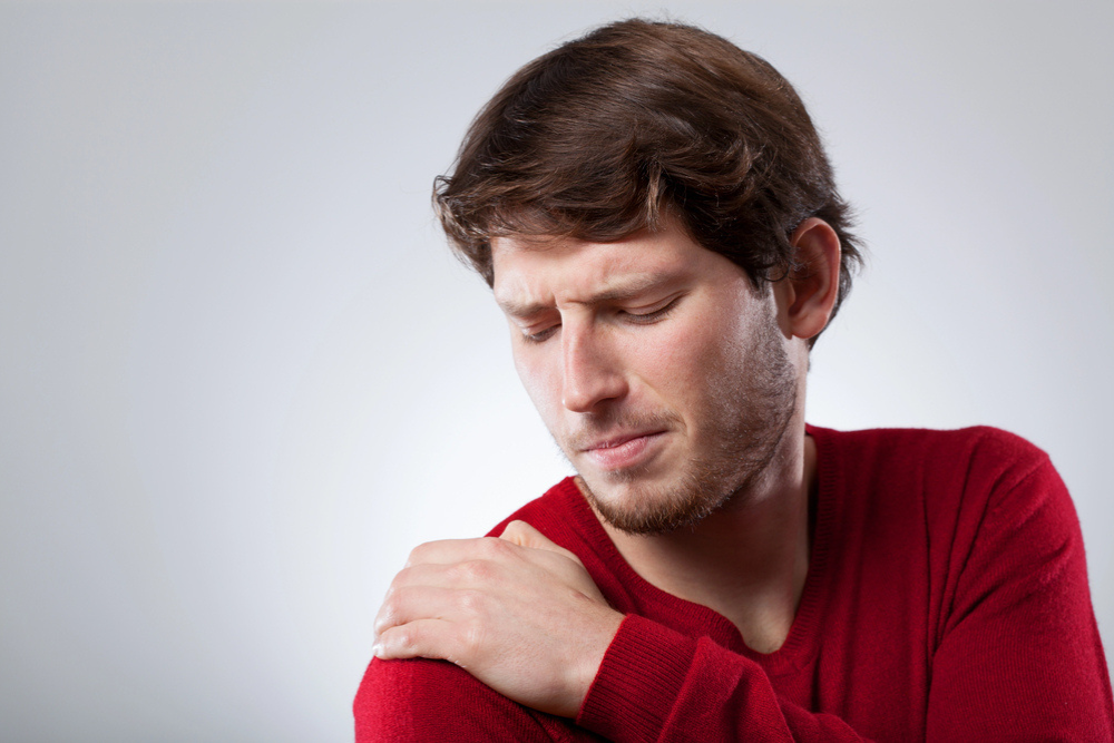3 Common Causes of Shoulder Pain & How to Control It Naturally